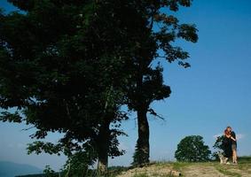 foto di un' coppia nel il montagne