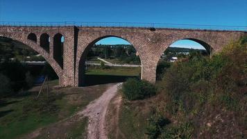 aereo tiro di il pietra ferrovia ponte foto