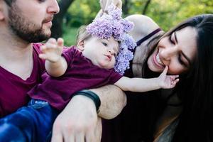 giovane famiglia con un' bambino su il natura foto