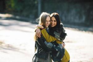 moda ragazze in posa su il strada foto