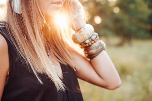 ragazza in posa contro natura sfondo foto