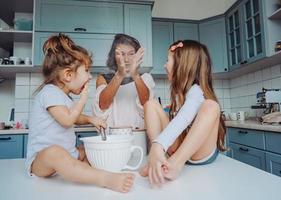 contento famiglia cucinare insieme nel il cucina foto