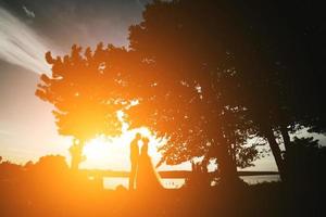 sposa sposo in piedi nel il parco foto