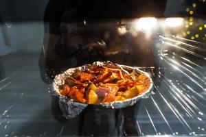 al forno patate con carota e altro spezie nel torrefazione padella. foto