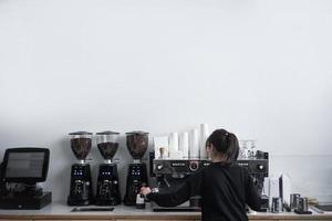 femmina barista fa caffè foto