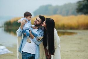 giovane famiglia insieme nel natura con un' poco ragazzo foto