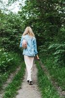 bionda donna con un' Borsa foto