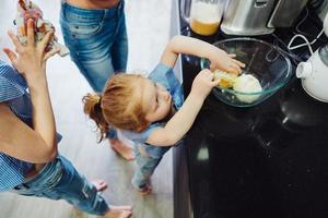 contento famiglia fa arancia succo per prima colazione foto