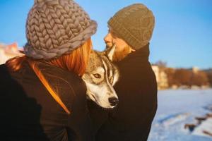 coppia con cane durante inverno foto