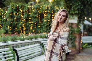 bellissimo ragazza in posa nel il parco a il telecamera foto