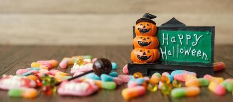 contento Halloween giorno con fantasma caramelle, zucca ciotola, Jack o lanterna e decorativo. trucco o minaccia, Ciao ottobre, autunno autunno, festivo, festa e vacanza concetto foto