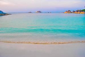 il bellezza di tanjung tingi spiaggia, laskar pelangi, belitung, Indonesia foto