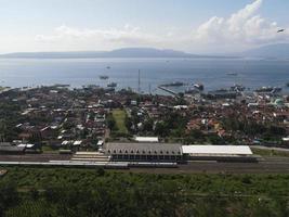 aereo Visualizza di treno stasiun con traghetto porta sfondo nel banyuwangi, Indonesia foto