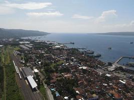 aereo Visualizza di treno stasiun con traghetto porta sfondo nel banyuwangi, Indonesia foto