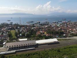 aereo Visualizza di treno stasiun con traghetto porta sfondo nel banyuwangi, Indonesia foto