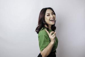 sorridente bellissimo asiatico donna puntamento dito di lato per vuoto spazio isolato bianca sfondo foto