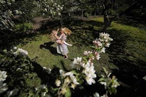 madre torcere figlia nel il giardino foto