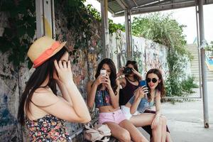 quattro bellissimo ragazze a il autobus fermare foto