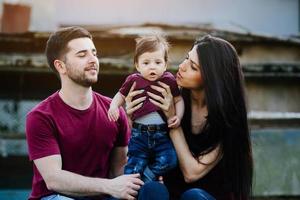 giovane famiglia con un' bambino su il natura foto