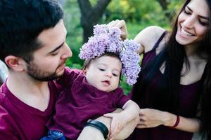 giovane famiglia con un' bambino su il natura foto