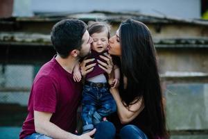 giovane famiglia con un' bambino su il natura foto