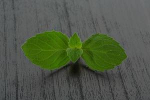 menta le foglie su di legno sfondo foto