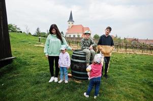 madre con bambini a piedi vicino tradizionale vino cantine all'aperto a vrbice, ceco repubblica. foto