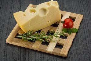 maasdam formaggio su di legno tavola e di legno sfondo foto