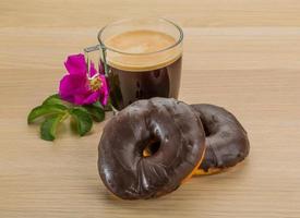 caffè con cioccolato ciambelle su di legno sfondo foto