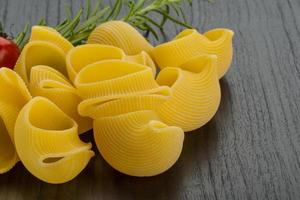 conchiglia pasta su di legno sfondo foto