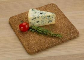 blu formaggio su di legno tavola e di legno sfondo foto