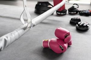rosa boxe guanti per ragazza e donna combattimento con copia spazio. foto