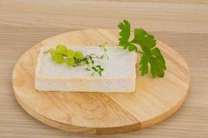 Brie formaggio su di legno tavola e di legno sfondo foto