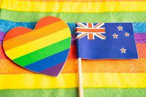 bandiera della nuova zelanda su sfondo arcobaleno simbolo del movimento sociale del mese del gay pride lgbt la bandiera arcobaleno è un simbolo di lesbiche, gay, bisessuali, transgender, diritti umani, tolleranza e pace. foto