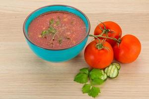 gaspacho nel un' ciotola su di legno sfondo foto