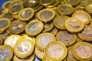 salvato Euro monete e fatture su blu sfondo Germania. foto