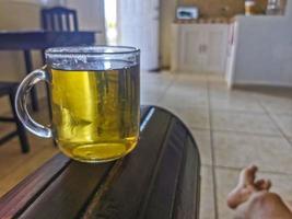 bicchiere o tazza pentola con caldo Zenzero tè. foto