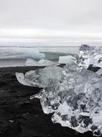 pezzi di glaciale ghiaccio lavato a terra a diamante spiaggia, Islanda foto