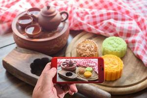 assunzione foto di tradizionale mooncakes su tavolo ambientazione con tazza da tè.