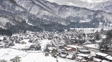 Shirakawago di inverno con nevicate Gifu Chubu Giappone foto