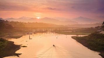 lun ponte di legno e l'alba foto