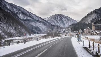 vuoto neve coperto strada nel inverno paesaggio foto