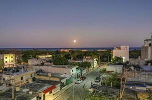 paesaggio urbano oceano caraibico spiaggia notte vista panoramica playa del carmen. foto