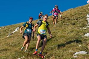 pericoloso montagna in esecuzione per altamente allenato atleti foto