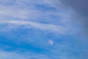 cielo con chimico nuvole chimico cielo scie chimiche e il Luna. foto