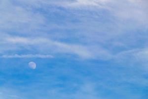 cielo con chimico nuvole chimico cielo scie chimiche e il Luna. foto