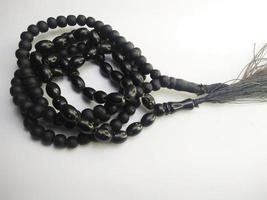 il giro perline piace marmi siamo spesso Usato per culto o dopo musulmano preghiere, rosario perline isolato su bianca sfondo. foto