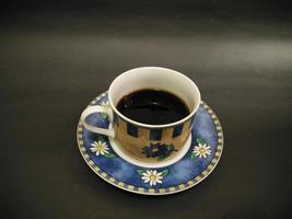 caffè tazza floreale modello su nero sfondo foto