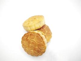 mooncake pieno con noccioline isolato su bianca sfondo.alla.griglia, delizioso, forno foto