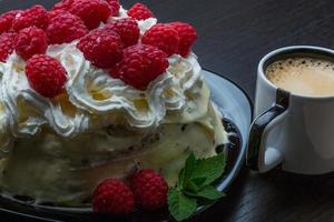 caffè con lampone torta su il piatto vicino su Visualizza foto